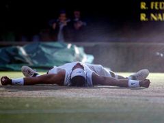 Vypadá to jako scéna z akčního filmu. Omyl, Rafael Nadal se stal právě vítězem Wimbledonu