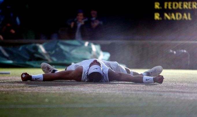 Vypadá to jako scéna z akčního filmu. Omyl, Rafael Nadal se stal právě vítězem Wimbledonu