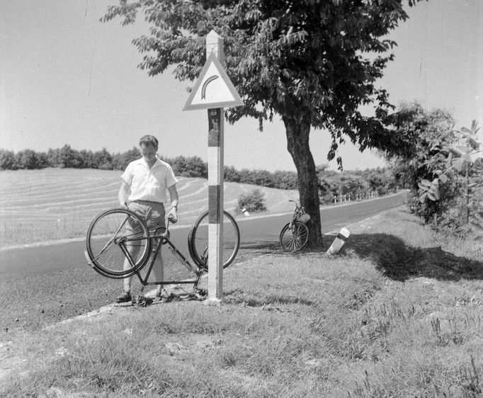 Muž opravující jízdní kolo. Lokace neuvedena. Rok 1952