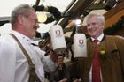 Mnichovský starosta si připíjí s bavorským premiérem Horstem Seehoferem (vpravo)