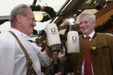 Mnichovský starosta si připíjí s bavorským premiérem Horstem Seehoferem (vpravo)