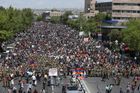 Odstupuji, oznámil premiér. K demonstrantům v Jerevanu se připojila skupina arménských vojáků