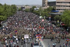 Odstupuji, oznámil premiér. K demonstrantům v Jerevanu se připojila skupina arménských vojáků