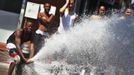 A boy sprays water from a fire hydrant in New York June 21, 2012. A heat wave blanketed the U.S. Mid-Atlantic and Northeast on Thursday, sparking brownouts in New York City and forcing utilities across the region to ask customers to conserve electricity. REUTERS/Shannon Stapleton (UNITED STATES - Tags: ENVIRONMENT SOCIETY) Published: Čer. 21, 2012, 7:52 odp.