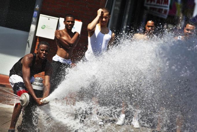 A boy sprays water from a fire hydrant in New York June 21, 2012. A heat wave blanketed the U.S. Mid-Atlantic and Northeast on Thursday, sparking brownouts in New York City and forcing utilities across the region to ask customers to conserve electricity. REUTERS/Shannon Stapleton (UNITED STATES - Tags: ENVIRONMENT SOCIETY) Published: Čer. 21, 2012, 7:52 odp.