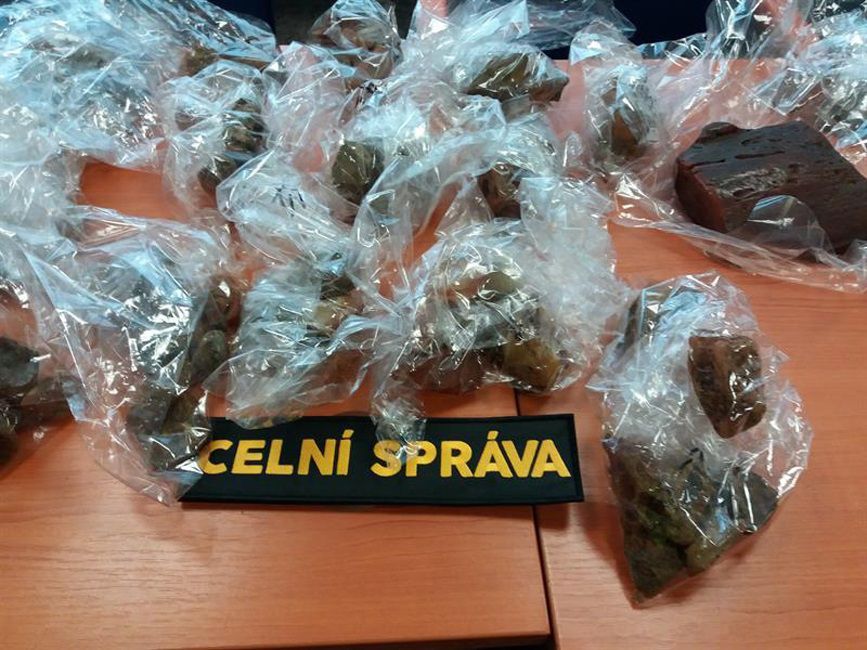Téměř deset kilogramů jantaru objevili 5. prosince 2017 pražští celníci při kontrole mezinárodního rychlíku. Hodnota zajištěného jantaru činí téměř milion korun.