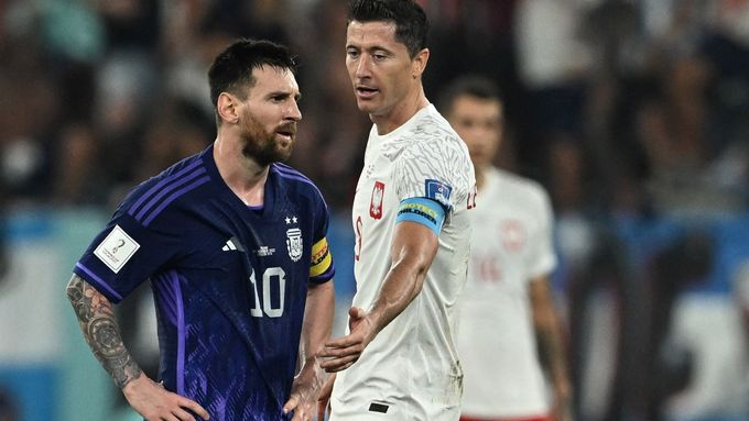 Lionel Messi ignoruje Roberta Lewandowského v závěru zápasu mezi Argentinou a Polskem.
