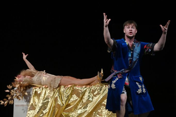 Kristína Jurková jako princezna a Jan Vrbacký v roli vojáka.