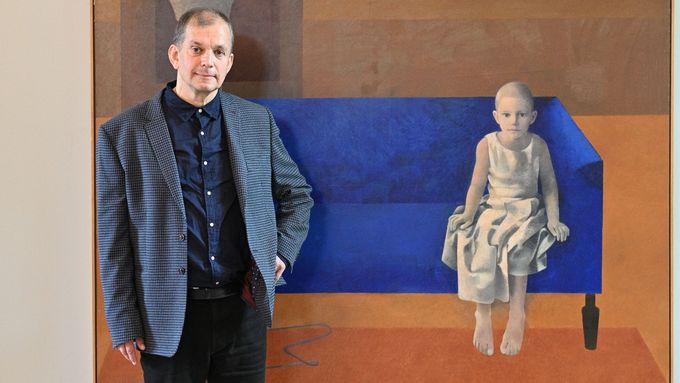 Na snímku z výstavy v Belvederu je Jiří Štourač před svou olejomalbou nazvanou Maruška z let 2008 až 2009.
