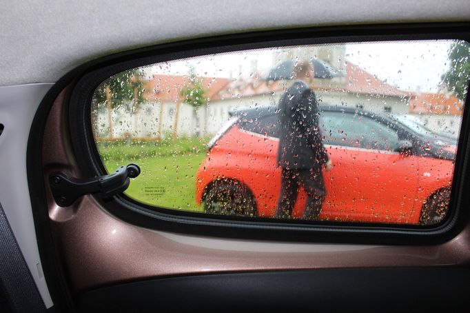 V malých vozech si o možnosti stahovat zadní boční sklo můžete nechat jen zdát.