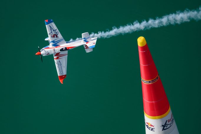 Cristian Bolton v závodě Red Bull Air Race v Abú Zábí 2019