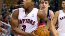 Basketbalista Toronta Raptors Kyle Lowry (vlevo) běží před Janem Veselým z Washingtonu Wizards během přípravného utkání NBA 2012/13.