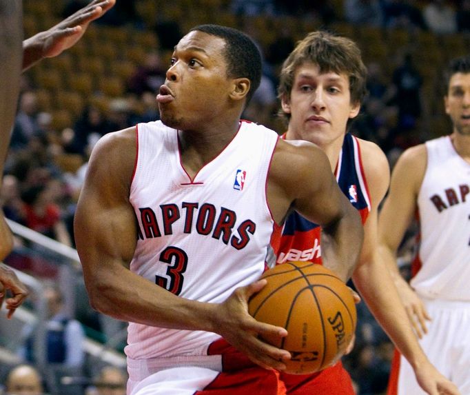 Basketbalista Toronta Raptors Kyle Lowry (vlevo) běží před Janem Veselým z Washingtonu Wizards během přípravného utkání NBA 2012/13.