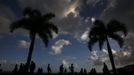 Tourists look to the sky as clouds obscure a full solar eclipse in the northern Australian city of Cairns November 14, 2012. REUTERS/Tim Wimborne (AUSTRALIA - Tags: SOCIETY ENVIRONMENT) Published: Lis. 13, 2012, 9:59 odp.