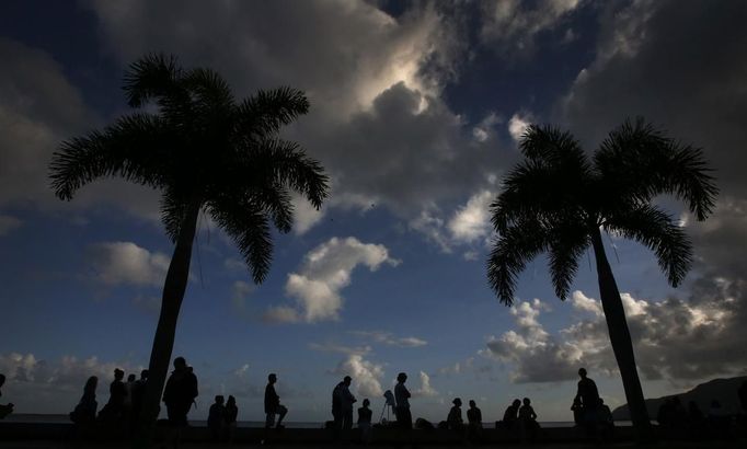 Tourists look to the sky as clouds obscure a full solar eclipse in the northern Australian city of Cairns November 14, 2012. REUTERS/Tim Wimborne (AUSTRALIA - Tags: SOCIETY ENVIRONMENT) Published: Lis. 13, 2012, 9:59 odp.