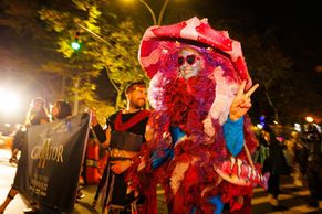 Největší halloweenská party na světě: New York ovládly zombie i staré panny s kočkami