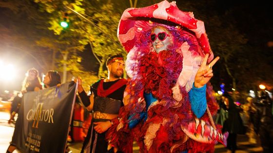 Největší halloweenská party na světě: New York ovládly zombie i staré panny s kočkami