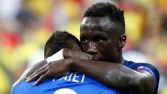 Euro 2016, Francie-Rumunsko: Dimitri Payet (8) a Bacary Sagna slaví gól na 2:1