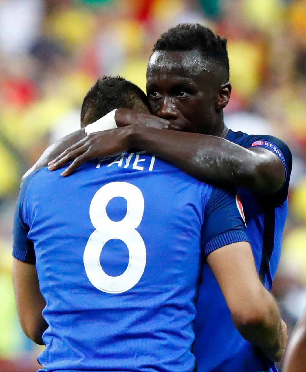 Euro 2016, Francie-Rumunsko: Dimitri Payet (8) a Bacary Sagna slaví gól na 2:1