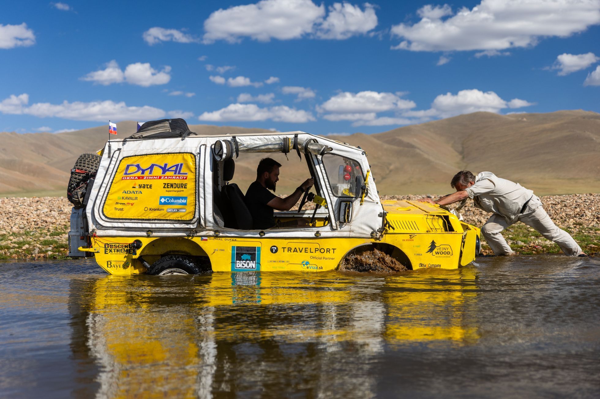 Žlutá žába pluje