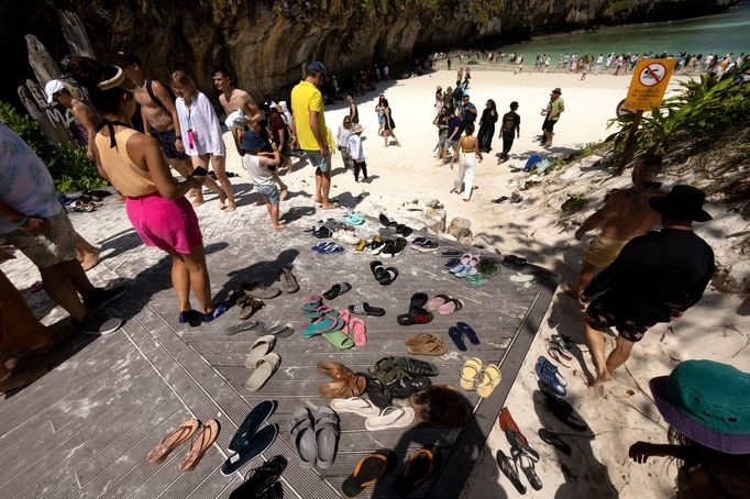 Thajská zátoka Maya Bay, kde turisté pozorují žraloky černoploutvé.