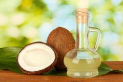 Účinky kokosového oleje se přeceňují, varují vědci. Podle některých jde o "čistý jed"