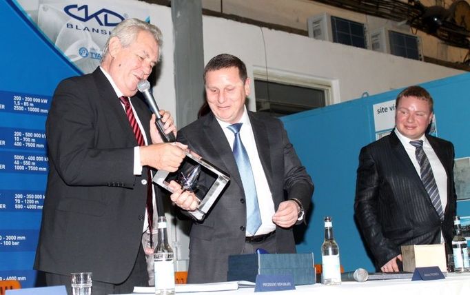 Andrej Trifonov (uprostřed) s tehdejším prezidentem Milošem Zemanem, který ĆKD Blansko Holding navštívil v prosinci 2014.