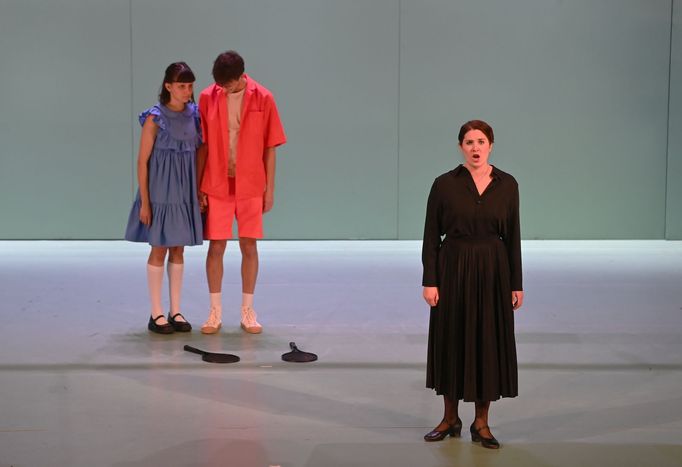 Anastázie Dobrodinská jako Mařenka, Richard Janča coby Jeníček a Helena Beránková v roli maminky.