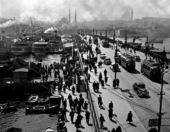 Galatský most v Istanbulu v polovině 50. let, jak ho zachytil Ara Güler. Jeho fotografie použil Orhan Pamuk ve své knize.