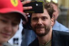 Na karlovarský festival dorazil Daniel Brühl, všem zájemcům o podpis vyhověl