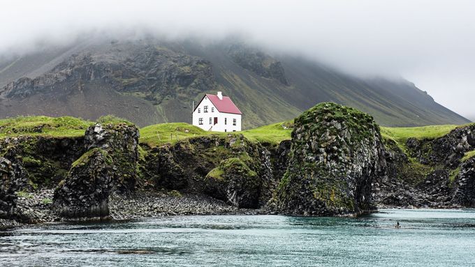 Islandský autor se ukryl v kamarádově domě, aby psal. Ilustrační snímek z islandského pobřeží.