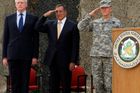 Americký ministr obrany Leon Panetta (uprostřed) kvůli tomu přiletěl do Bagdádu. Řekl, že Američané dávají Iráčanům možnost uspět v budování nové země.
