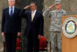 Americký ministr obrany Leon Panetta (uprostřed) kvůli tomu přiletěl do Bagdádu. Řekl, že Američané dávají Iráčanům možnost uspět v budování nové země.