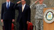 Americký ministr obrany Leon Panetta (uprostřed) kvůli tomu přiletěl do Bagdádu. Řekl, že Američané dávají Iráčanům možnost uspět v budování nové země.