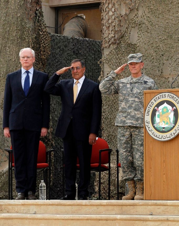 Americký ministr obrany Leon Panetta při ceremonii v Iráku. Definitivní odchod USA z této země pod devíti letech.