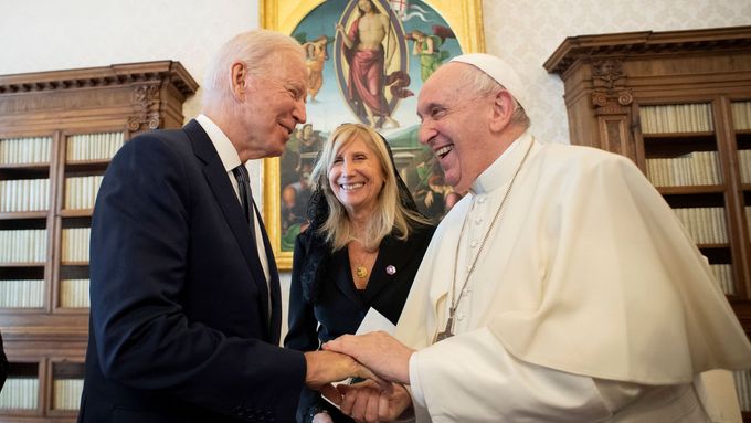 Joe Biden a papež František.