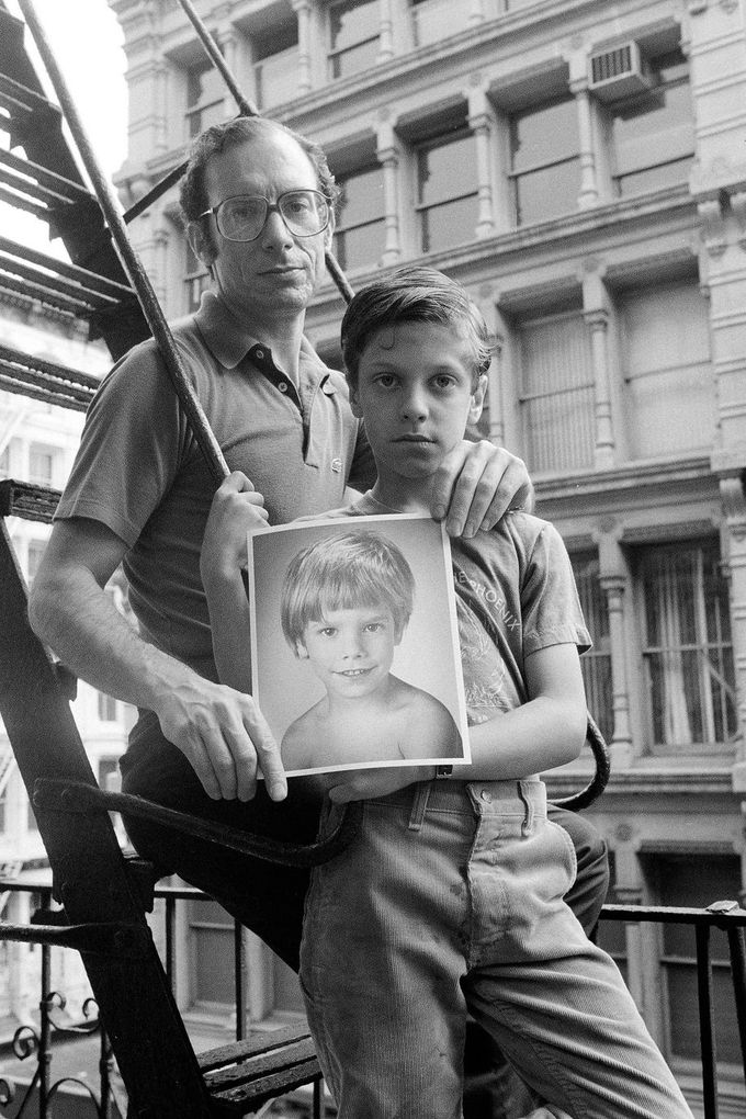 Stanley Patz s synem Ari drží fotografii pohřešovaného syna Etana u svého domova na Manhattanu, 18. května 1985.