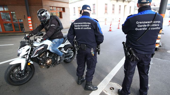 Švýcarská inspirace v boji s virem: Testování vzdáváme, přednost mají staří a nemocní