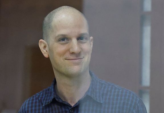 Americký novinář Evan Gershkovich u soudu v ruském Jekatěrinburgu, snímek z 26. června 2024