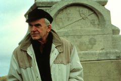 Milan Kundera uzavírá prozaické dílo. V Česku poprvé vydává Knihu smíchu a zapomnění