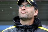Kouč Dortmundu Jürgen Klopp sleduje sníh při zápase na půdě Freiburgu, kde jeho svěřenci poprvé venku vyhráli. Na pátý pokus...