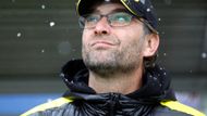 Kouč Dortmundu Jürgen Klopp sleduje sníh při zápase na půdě Freiburgu, kde jeho svěřenci poprvé venku vyhráli. Na pátý pokus...