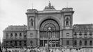 Pěticípá hvězda u vchodu na nádraží Keleti v roce 1952.