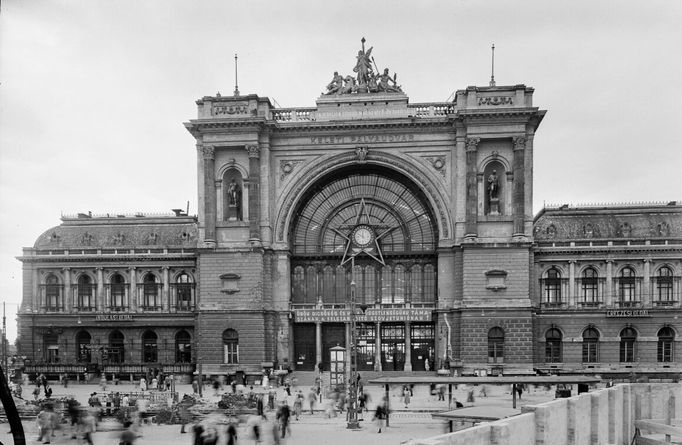 Pěticípá hvězda u vchodu na nádraží Keleti v roce 1952.