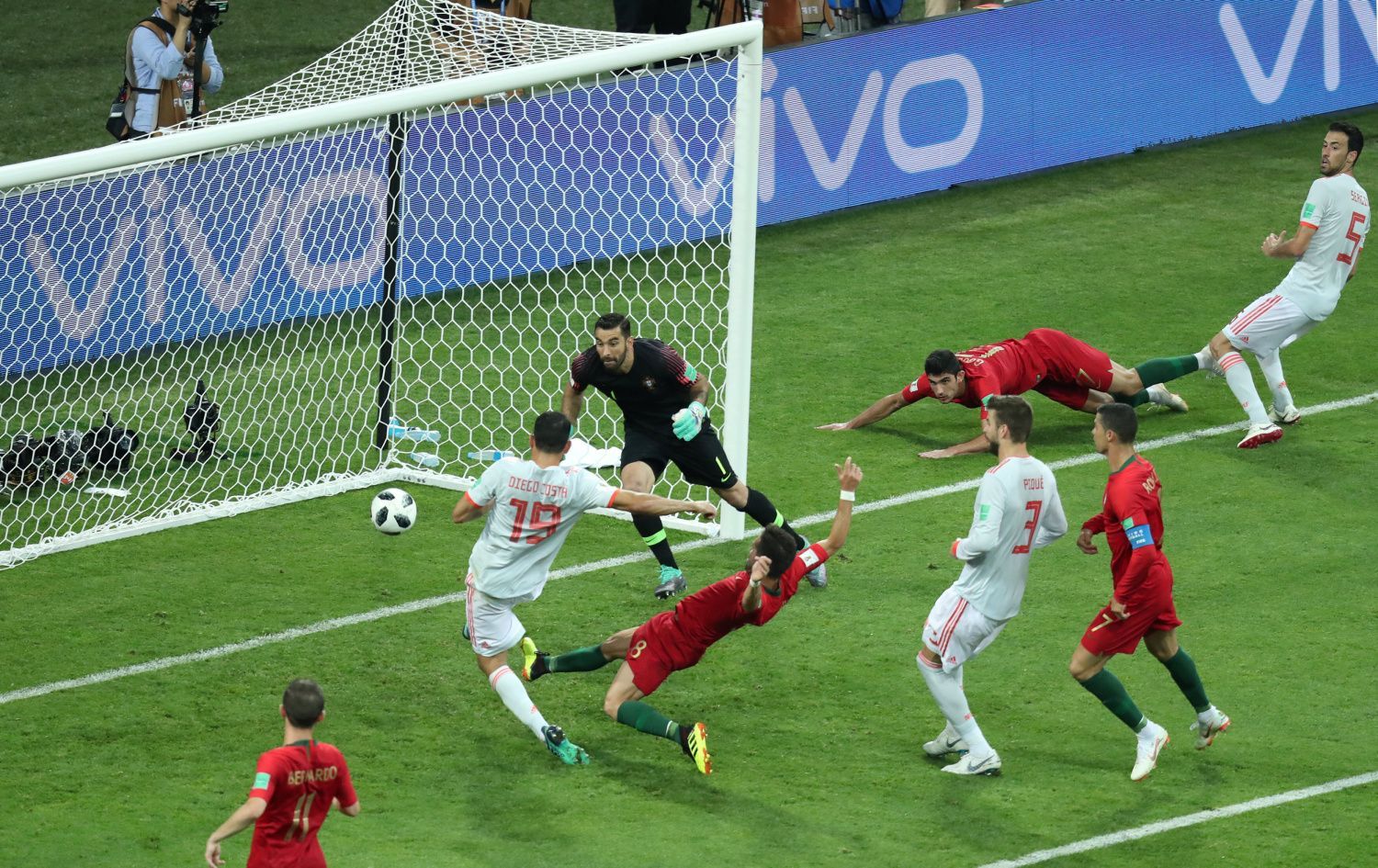 Diego Costa dává gól na 2:2 v zápase Portugalsko - Španělsko na MS 2018