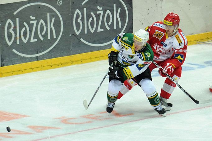 Hokejista Slavie Praha v utkání 5. kola Tipsport extraligy 2012/13 s Karlovými Vary.