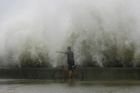Čína čelí dalšímu tajfunu, z domovů musely miliony lidí