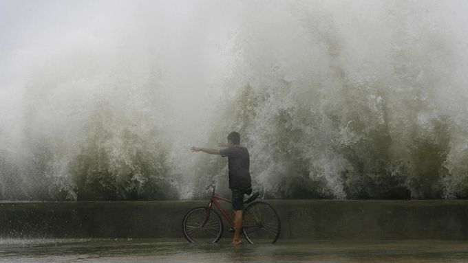 Přes Filipíny se přehnal tajfun Saola. Snímek je z Manily.