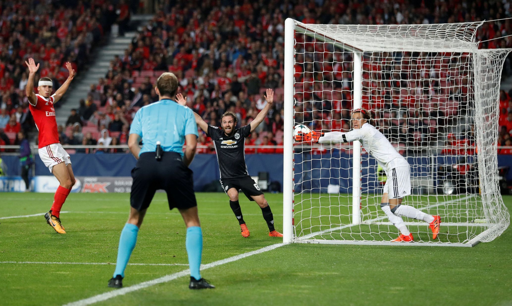 Mile Svilar z Benfiky inkasuje gól od Manchesteru United