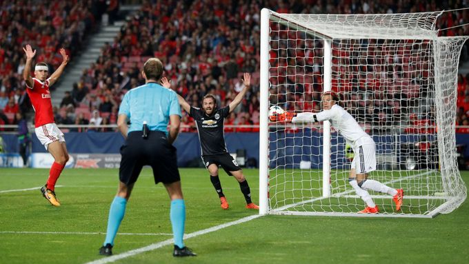 Mile Svilar z Benfiky inkasuje gól od Manchesteru United